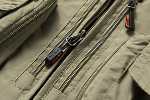 Détail des fermetures éclair robustes et coutures renforcées du gilet de sport