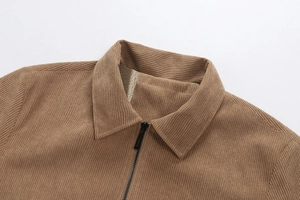 Detail van kaki corduroy jas met warme imitatie lamswol voering en metalen ritssluiting