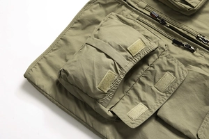 Vue détaillée des poches en nylon durable sur un gilet tactique vert olive de sport