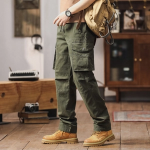 Détail d'un pantalon cargo vert armée avec poches latérales à rabat en sergé