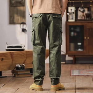 Vue arrière du pantalon cargo en coton vert militaire avec plusieurs poches pratiques