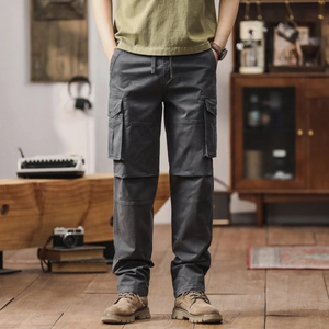 Détail d'un pantalon cargo gris anthracite avec taille élastique à cordon et poches à rabat
