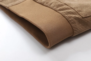 Detail van de geribbelde manchetten op een corduroy jas, stiksels en textuur