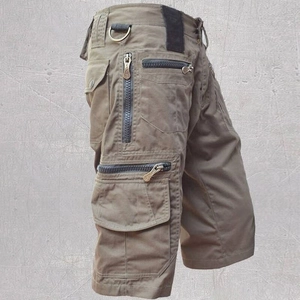 Detailansicht der taktischen Cargo-Shorts mit mehreren Taschen, D-Ring und verstärkten Nähten
