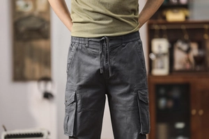 Détail du pantalon cargo gris foncé avec taille élastique à cordon et poches latérales