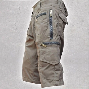 Seitenansicht der armeegrünen Baumwoll-Cargoshorts mit praktischem Mehrttaschendesign