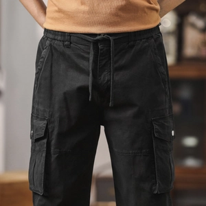 Détail du pantalon cargo noir pour hommes avec taille élastique et grandes poches latérales