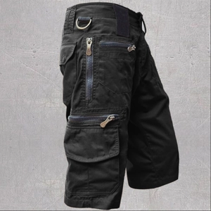 Detailansicht der schwarzen Cargo-Shorts mit mehreren Utility-Taschen und Metall-D-Ringen