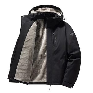 Vista de detalle de chaqueta de invierno con forro polar gris y tejido cortavientos