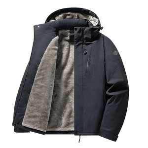 Detalle de chaqueta de invierno gris con forro polar grueso y tejido exterior cortavientos
