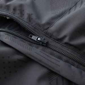 Primer plano detallado de chaqueta con forro polar y patrón geométrico resistente al viento
