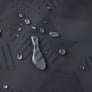 Primer plano del tejido repelente al agua con patrones geométricos en chaqueta de invierno