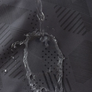 Primer plano de tela impermeable con patrones geométricos que muestra hidrorrepelencia