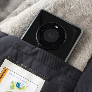 Primer plano del forro polar y bolsillo interior con un teléfono inteligente