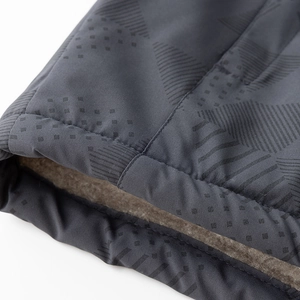 Detalle de chaqueta gris oscuro para exterior con tejido texturizado y forro polar