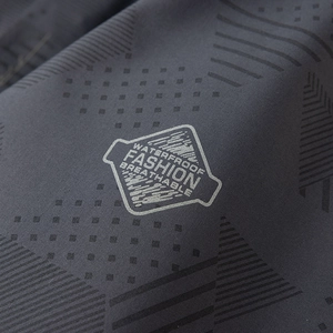 Primer plano del tejido técnico impermeable y transpirable de la chaqueta de invierno