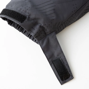Detalle del puño ajustable con velcro y forro interior cortavientos de la parka de hombre