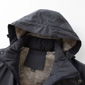 Vista detallada de chaqueta de invierno gris oscuro con forro de lana y patrones geométricos