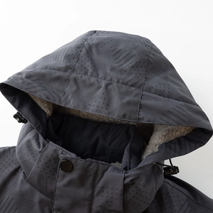 Detalle de chaqueta de invierno en tejido gris cortavientos con forro polar suave