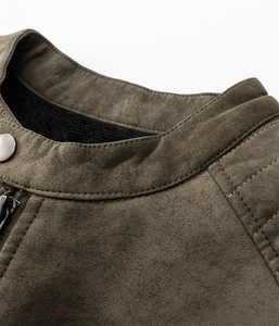 Detailansicht der olivgrünen Kunstlederjacke mit Stehkragen und warmem Fleece-Innenfutter