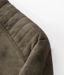 Detailaufnahme der gesteppten Schulternähte an der dunkelbraunen matten Kunstlederjacke
