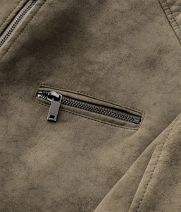 Makrodetail des hochwertigen Metall-Reißverschlusses an olivgrüner Wildlederjacke