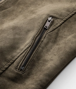Detail der Metall-Reißverschlusstasche und Wildledertextur der braunen Herren-Lederjacke