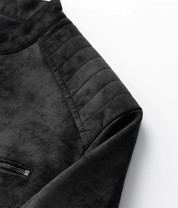 Detailansicht der Schulter einer schwarzen matten Lederjacke mit feinen Steppnähten