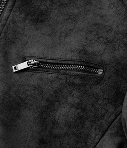 Detail der Metall-Reißverschlusstasche an der schwarzen Kunstlederjacke mit feiner Struktur