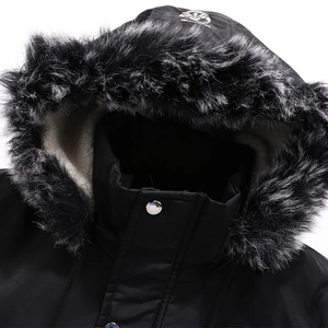 Dettaglio del parka invernale con collo in ecopelliccia e morbida fodera in pile da uomo