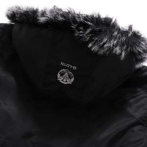 Dettaglio del cappuccio del parka con bordo in ecopelliccia e ricamo pregiato