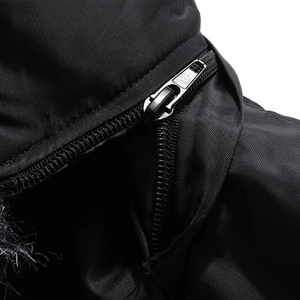 Dettaglio della cerniera in metallo nero con tessuto twill e bordo in pelliccia sintetica
