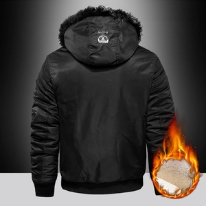 Parka invernale da uomo con collo in pelliccia e fodera in pile vista dal retro