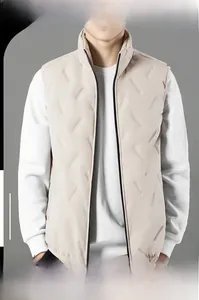 Vue détaillée du gilet matelassé beige à col montant avec doublure polaire chaude