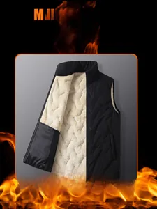 Détail de la doublure en laine d'agneau chaude et tissu matelassé noir pour gilet homme
