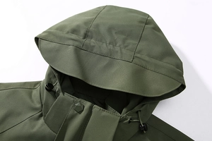 Detail van het legergroene outdoorjack met verstelbare capuchon en hexagonale knoopsluiting