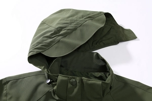 Detail van de legergroene outdoor jas capuchon met verstelbare trekkoorden en sluitingen