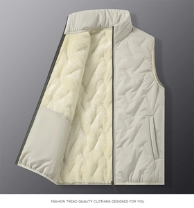 Détails de la doublure en polaire et surpiqûres diagonales sur gilet rembourré beige