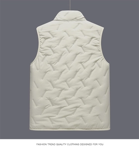 Vue arrière à plat d'un gilet matelassé gris clair avec col montant et surpiqûres