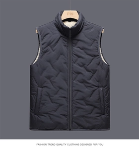 Détail d'un gilet matelassé avec col montant et doublure chaude en imitation laine crème