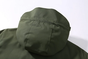 Detail van de olijfgroene waterdichte capuchon op een outdoorjas voor heren
