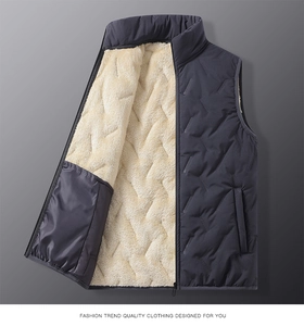 Détail du gilet matelassé bleu foncé avec doublure polaire beige et col montant