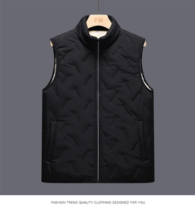 Détail d'un gilet matelassé noir avec doublure en polaire chaude et col montant