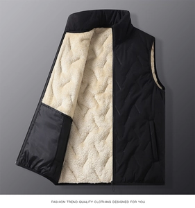Détail de la veste matelassée avec doublure en laine sherpa chaude et col montant zippé