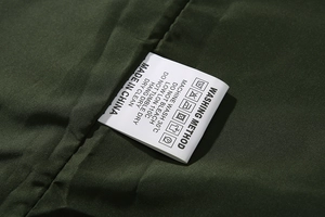 Detailopname van het waslabel op een outdoor herenjack met verzorgingsinstructies