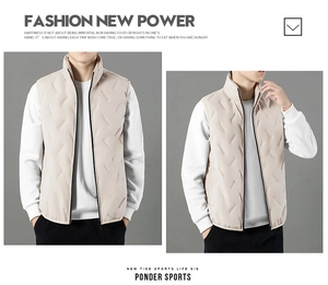Détails du matelassage vertical et du col montant d'un gilet beige pour hommes