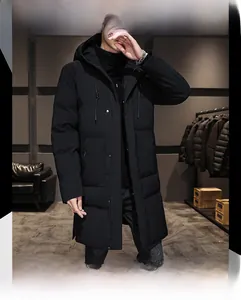 Dettaglio del parka invernale con cappuccio in tessuto antivento e ampie tasche
