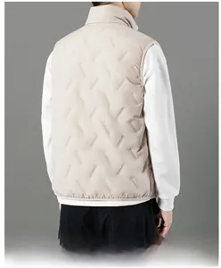Vue arrière du gilet matelassé beige pour homme avec col montant et coutures carrées