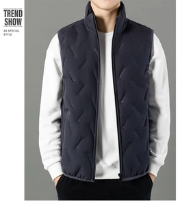 Détail du gilet matelassé bleu marine avec surpiqûres diagonales et col montant pour homme