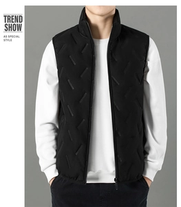 Détail d'un gilet matelassé noir pour homme avec gaufrage à pois texturé et col montant